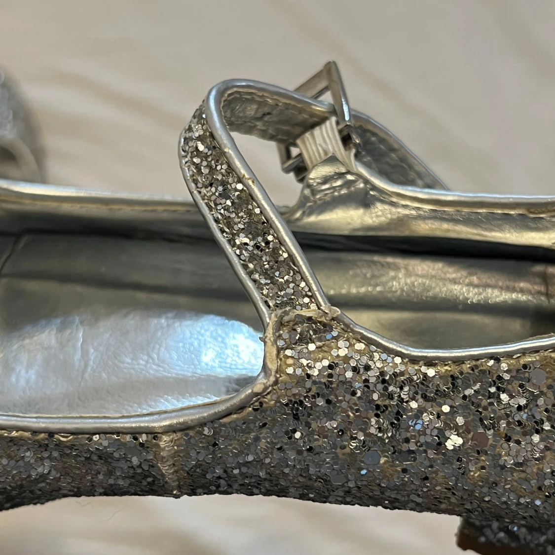 Glittriga silverfärgade ballerinaskor - 90