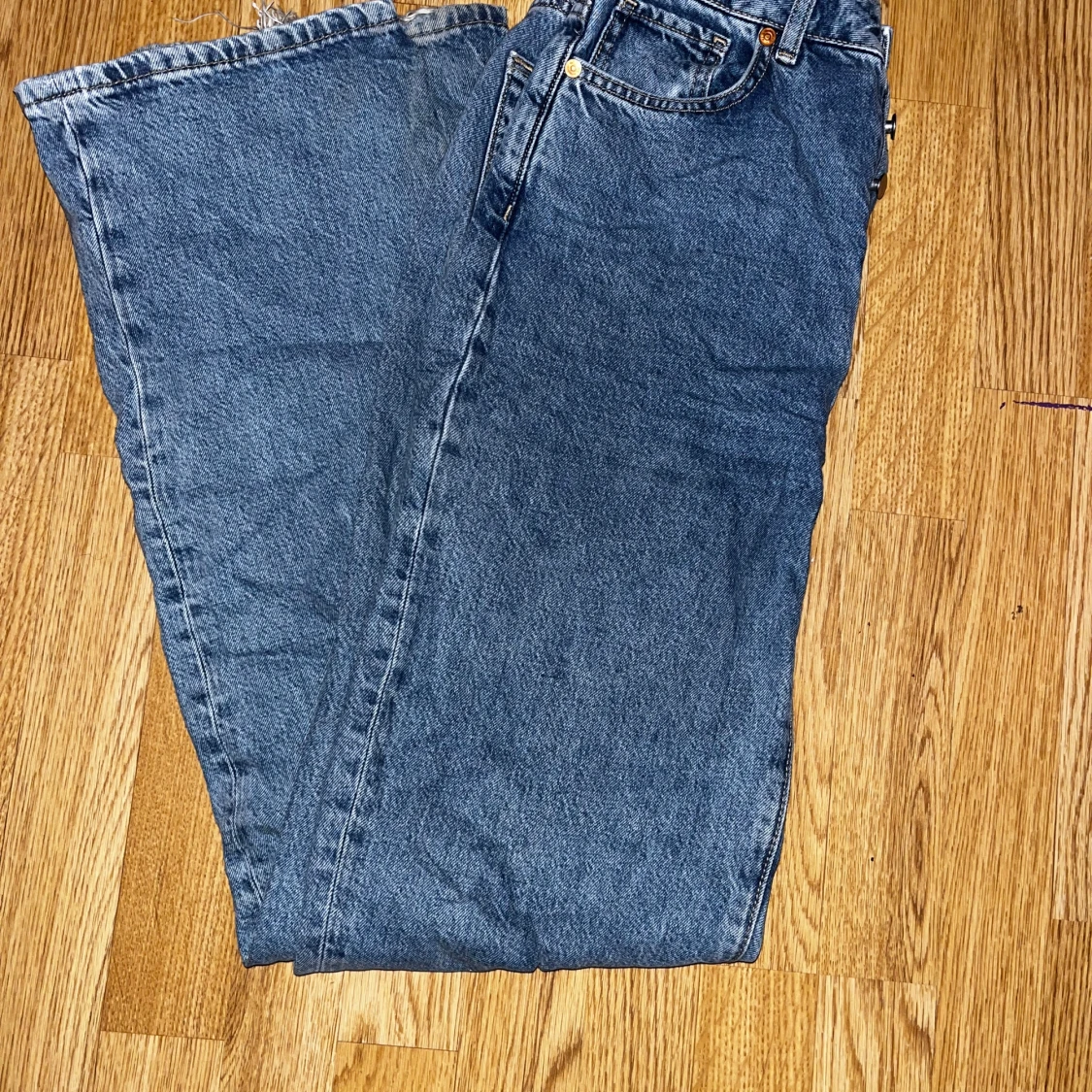 Blå jeans med regular wide passform