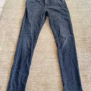 Replay jeans  - Säljer ett par svarta replay jeans, i mycket bra skick som endast är använda fåtal gånger (9,5-10). Strl: 14 (158). Nypris: ca 1000. Mitt pris: 399