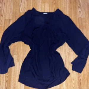 Blå blus - En snygg blå enkel blus. Aldrig använd
