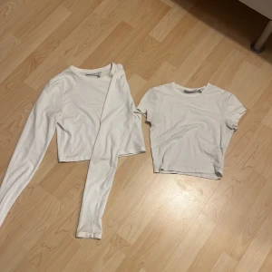 Två fina tröjor - Två vita crop tops från weekday, en långärmad och en kortärmad i bra skick🥰Långäad i strl S och kortärmad xs❤️Båda för 99 kr kontakta mig för separat köp❣️