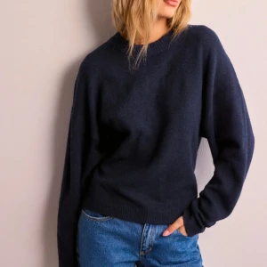 Mörkblå stickad tröja💓 - säljer denna assnygga &  sköna mörkblå stickade tröjan med prislapp kvar som är ifrån Nelly🫶🏻den är i xxs men passar även xs!