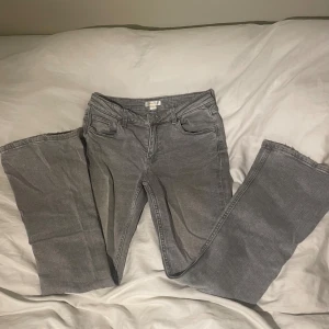 Grå jeans från Gina Tricot - Snygga grå jeans från Gina Tricot i storlek 158. De har en klassisk femficksdesign och en bekväm passform. Perfekta för en avslappnad stil.