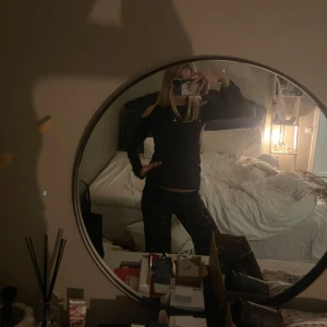 Svart topp med hål på axlarna från Weekday - Snygg svart topp med hål på axlarna från Weekday. Perfekt nu till nyår!!💕Helt oanvänd med prislapp kvar. Pris kan diskuteras