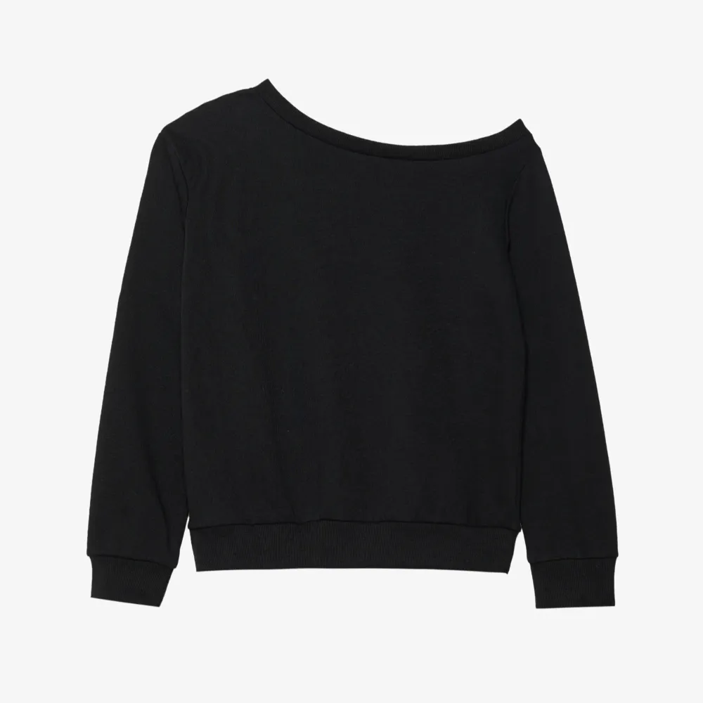Säljer en stilren svart offshoulder tröja från Even&Odd. Perfekt för en avslappnad look med sin lösa passform och långa ärmar. Tröjan är gjord i ett mjukt material som känns skönt mot huden. Tvättad 1 gång använd ett fåtal gånger🩷( 279kr på hemsidan ) . Neuletakit & Villapaidat.