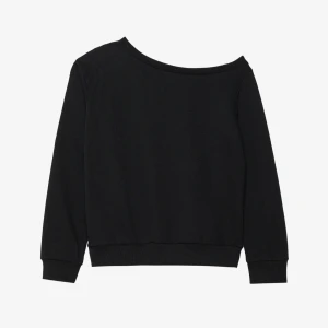 Svart offshoulder tröja från Even&Odd - Säljer en stilren svart offshoulder tröja från Even&Odd. Perfekt för en avslappnad look med sin lösa passform och långa ärmar. Tröjan är gjord i ett mjukt material som känns skönt mot huden. Tvättad 1 gång använd ett fåtal gånger🩷( 279kr på hemsidan ) 