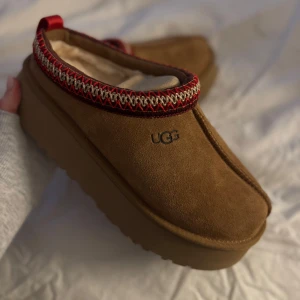 ugg tazz - Aldrig använda, fick i julklapp. Tazz uggs i storlek 38.
