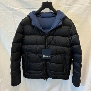 Herno jacka - Herno jacka, strl M internationellt 48, skick 10/10 med tags, pris 4499kr. Hör av dig vid frågor eller funderingar.