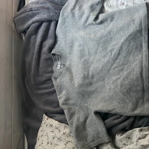 Grå tröja från Primark - Säljer en mysig grå tröja från Primark. Tröjan har en enkel design med rund hals och mellan korta ärmar. Perfekt för en avslappnad stil.