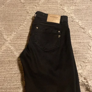 Dondup jeans  - Snygga svarta jeans från Dondup med klassisk femficksdesign. Perfekta för en stilren look. Passar till många olika outfits. Nypris ~ 3500kr mitt pris 500kr. Skick 9/10. Priset kan diskuteras.