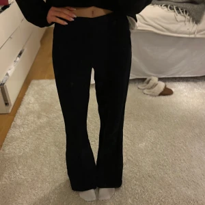 Kostymbyxor  - Marinblå kostymbyxor från Gina Tricot i storlek XXS. Supersnygga med pressveck fram🌟🩷