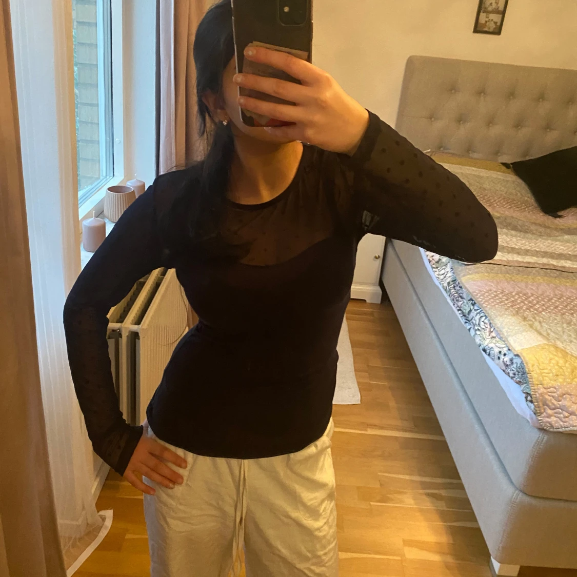 Marinblå långärmad topp med prickigt mönster - 90