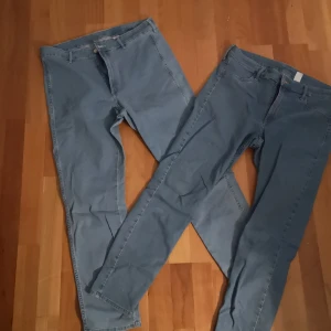 Blå skinny jeans - Säljer två par blå skinny jeans i denim. Ett par är högmidjade och det andra har normal midja. Dom är även strechiga. Ni kan köpa ett par för 100kr och båda för 150kr