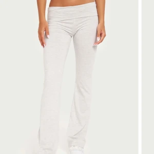 Grå mjukisbyxor - Snygga och bekväma grå mjukisbyxor med låg midja och bootcut-stil. Perfekta för en avslappnad look.