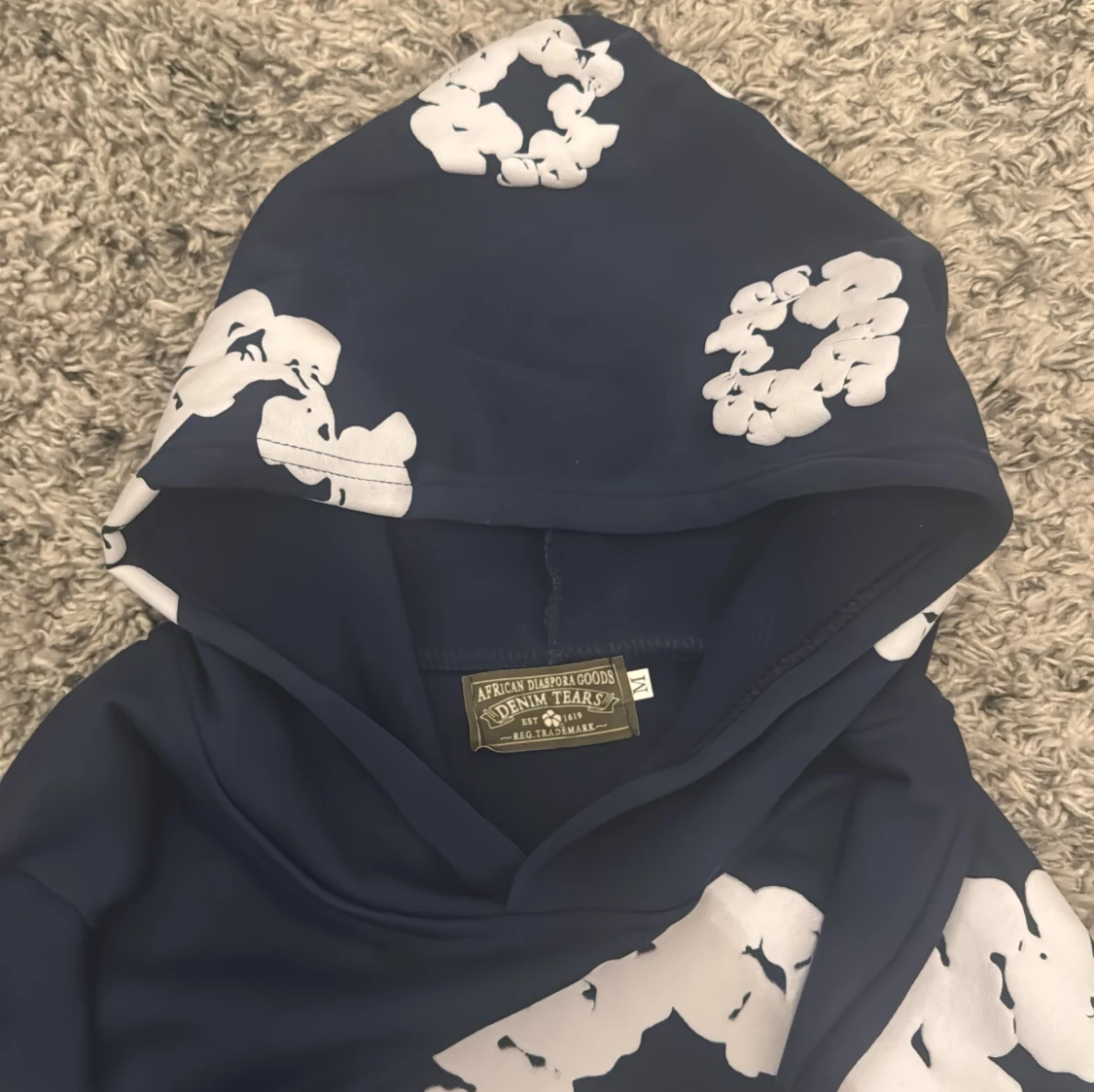 Mörkblå hoodie med blommönster från Denim Tears - 91