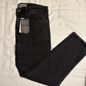 Gråa jeans  - Helt nya jeans med stretch i storlek 32/30, något små i storleken.