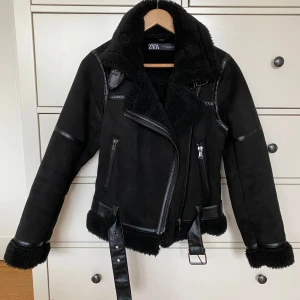 Svart jacka från Zara - Riktigt snygg svart jacka från Zara med fuskpälsdetaljer, dragkedja och bälte längst ner. I väldigt fint skick, inte några defekter alls, endast använd 2-3 gånger pga att dottern byter stil lite för ofta🙈😅 Nypris var ca 900/1000 kr. Djur- och rökfritt hem. 