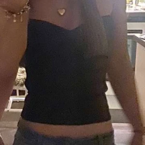 Svart axelbandslös tubtopp från Zara!  - Säljer denna snygga läder topp från Zara i storlek S! Skit snygg t fest går att klä ner o upp!