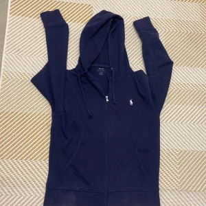 Mörkblå hoodie från Ralph Lauren - mörkblå passar folk på lite mindre sidan av s större sidan av xs o folk från 170cm (r333p)