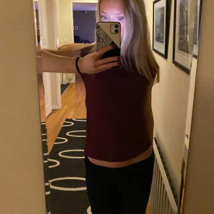 Vinröd topp - Säljer en superfin vinröd topp med korta ärmar. 💕💕