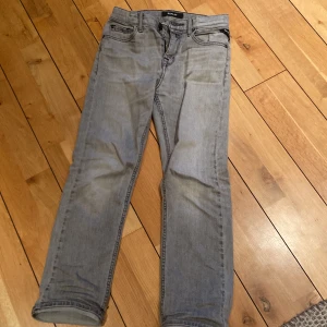 Grå jeans från Replay - Snygga grå jeans från replay. Väldigt bra passform som är slim fit. Storleken passar för de som är 150-158 cm lång
