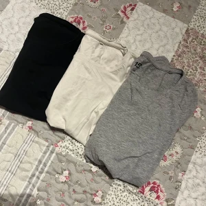 3st långärmade tshirt - 3 st i storlek xs, använda men har kvar att ge. 