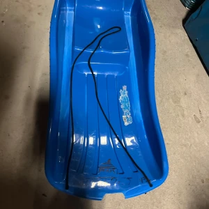 Blå pulka för barn - Det är en blå bra pulka som barn kan åka.dem har inte bästa kvalitet men den fungerar fortfarande som ny åker snabbt och väger ijte så mycke. I en vanlig äffär kostar den 200-300 kr. Kan kanske sänka priset för att den är lite trasig 