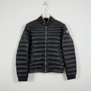 Moncler jacka - Moncler jacka | strl: M | skick: 9/10 | fraktar via instabox och postnord på köparens bekostnad | skriv vid minsta fundering eller fråga😀🤝