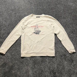 Beige långärmad tröja från Dressmann - Helt oanvänd, i mycket bra skick. Storlek M och är rätta så normal i storlek, en nypa stor. Nypris 400kr