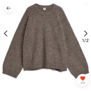 Stickad tröja från arket - Köpt här på plick och använt ett fåtal gånger. Säljer eftersom att jag inte använder den längre. Skriv för fler bilder eller frågor! 