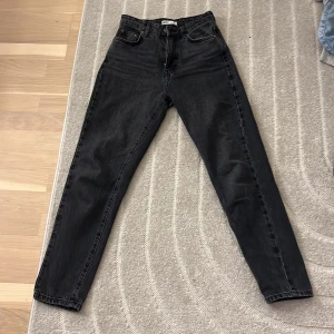 Svarta jeansbyxor - Svarta jeansbyxor med en rak passform. Från Gina tricot och är mid waist. Jag är 157 och jag säljer för att jag inte längre får på mig dom. (Det är ganska smala i passformen) 