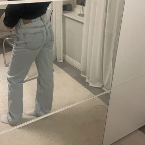Ljusblå jeans - Säljer ett par ljusblå jeans (lika som som två annonserna som ligger precis under denna på min profil) straight fit och är mid waist, storlek 32, knappt använda ( 5-6 gånger ) inget täcken på slitage vad jag kan se🤍