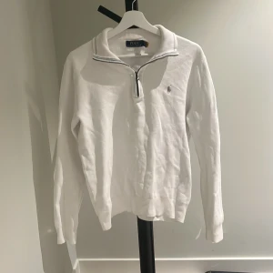 Vit halfzip från Ralph Lauren - Säljer en textured halfzip vit tröja från Ralph Lauren och broderad grå logga på bröstet. Inköpt för 2200 kr för ca ett år sedan, pris kan diskuteras 