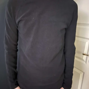 Jack and Jones stickad tröja  - En snygg Jack and Jones stickad tröja. Skick 9/10 modellen är 184 cm och 72 kg. Skriv vid minsta fundering! Mvh Lysekilsgarderoben