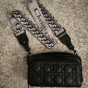 Svart väska med axelrem - Aldrig använd och inga defekter, avtagbar axelrem