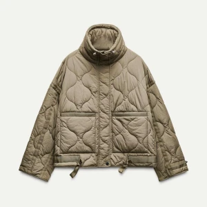 Grön Zara jacka - ⚠️INTRESSEKOLL⚠️ på denna skitsnygga slutsålda jacka från Zara, den såldes tidigare för 699!