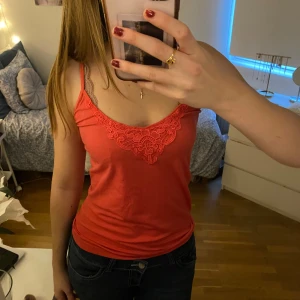 pink topp med spetsdetaljer - Super fin topp!! 🤍 Passar på storlek S fast det står M på lappen 