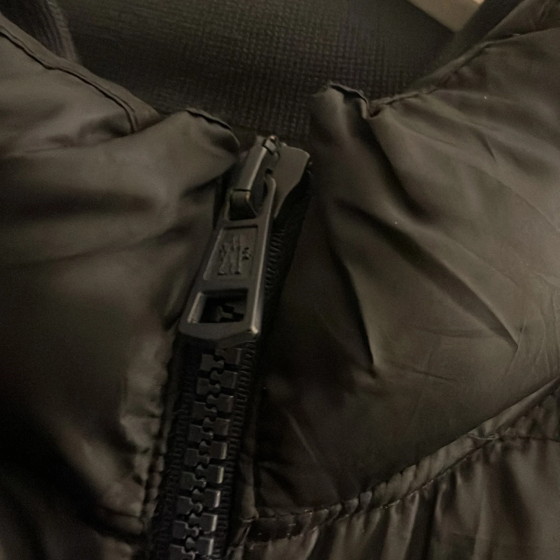 Svart dunjacka från Moncler