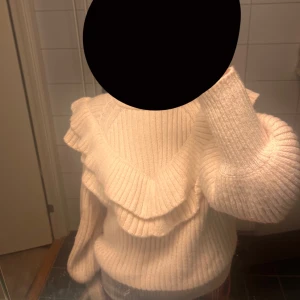 Stickad tröja med volang - Säljer en jättefin och mysig stickad tröja med volanger. Passar perfekt nu till vintern! Är i st M men passar mig som vanligtvis bär S. Pris är ej hugget i sten vid snabb affär❤️