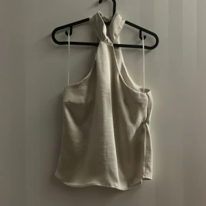 Gina Tricot topp - Helt ny aldrig använd! Supersnygg till fester, middagar osv. 