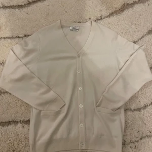 Kashmir cardigan - Säljer en Kashmir cardigan i 100% kashmir. Storlek 5, dvs M-L i vanlig storlek. Jag är cirka 185 och den sitter bra på mig. Den är köpt i Italien, Milano och är inte använd sen dess. Hör av er för fler bilder eller vid funderingar!