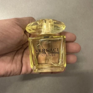 versace Yellowstone intense Diamond - Versace parfym köpt för 500 kr. 
