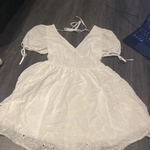 Studentklänning - Studentklänning som aldrig använts då jag köpte en annan i sista sekund. Xs/s