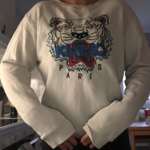 Vit sweatshirt med tigerbroderi från Kenzo - Säljer en vit sweatshirt från Kenzo med ett coolt tigerbroderi i flera färger på framsidan, äkta 