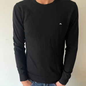 Merinoull Tröja J.Lindeberg - Snygg svart merinoull tröja från J.Lindeberg med diskret logga på bröstet. Perfekt för en stilren look. Knappt använd! Storlek M men passar även S! Modellen på bilden är 180. Bättre pris vid snabb affär🙌🏽