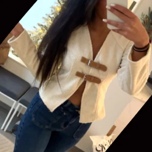 Vit tröja med spännen - Snygg tröja som är väldigt stilig och passar in till vardagen och till festliga tillfällen. Perfekt till höst, vår och vinter tider🫶🏽🫶🏽🫶🏽