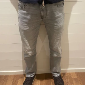 Grå jeans - Säljer dessa snygga gråa jeans som är i regular fit. Jeansen är köpta på kappahl för 600 och dem är i storlek 32/30. Väldigt sparaamt använda, 9,5/10 skick. Modellen är 180 cm lång och väger 70kg. Vid övriga frågor eller funderingar är det bara att höra av sig! 