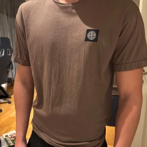 Stone island T-shirt  - Tjena säljer nu denna fräscha stone island t-shirt i storlek L men sitter som en M den är i väldigt fint skick inga tecken av användning för fler frågor skicka till oss🙌🏽 Vi har äkthets verifiering 