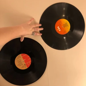 Vinyl skivor! Perfekta till rumsdekoration 😜 - Två jättefina vinylskivor i bra skick. Man får båda för 30 kr. En v dem är från ” Scooby do” och den andra är från ”Misse o moje” 
