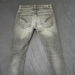 Dondup jeans  - Snygga grå Dondup jeans i modell Ritchie storlek 31